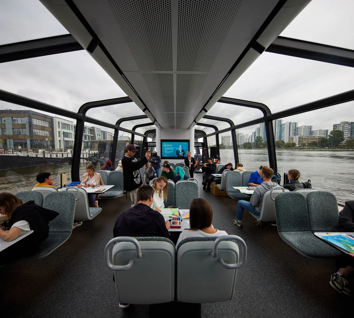 Афиша трансляции "Искусство в метро" на борту электросудна