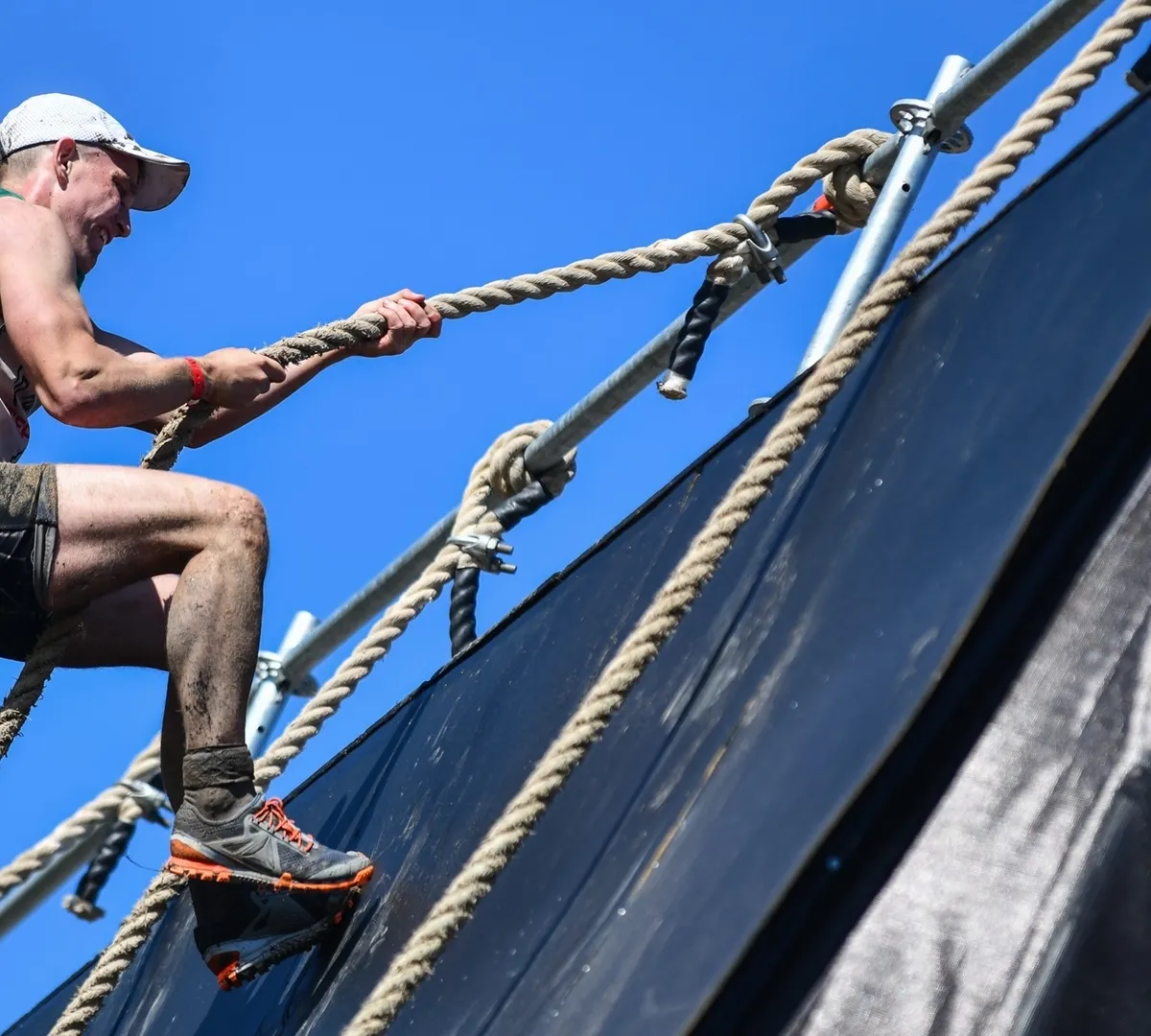 Афиша трансляции "Гонка героев" на полигоне "Алабино"