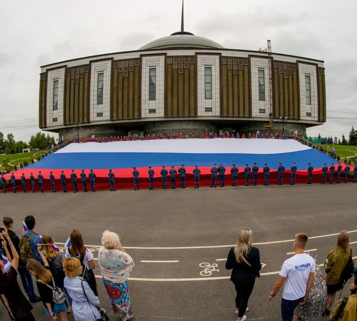 Афиша трансляции Гигантский флаг России развернули у Музея Победы