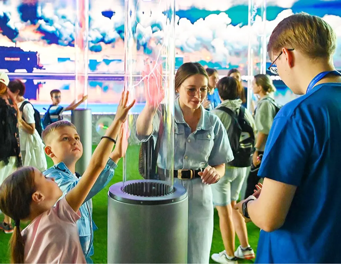 Афиша трансляции Футуристический кластер в парке 50-летия Октября