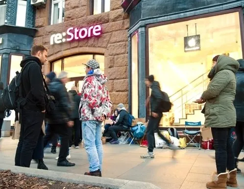 Афиша трансляции Старт продаж iPhone 11. Репортаж из очереди