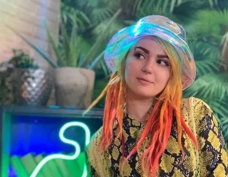 Афиша трансляции TVоя Москва.YOUниоры: урок стриминга с Викой Картер