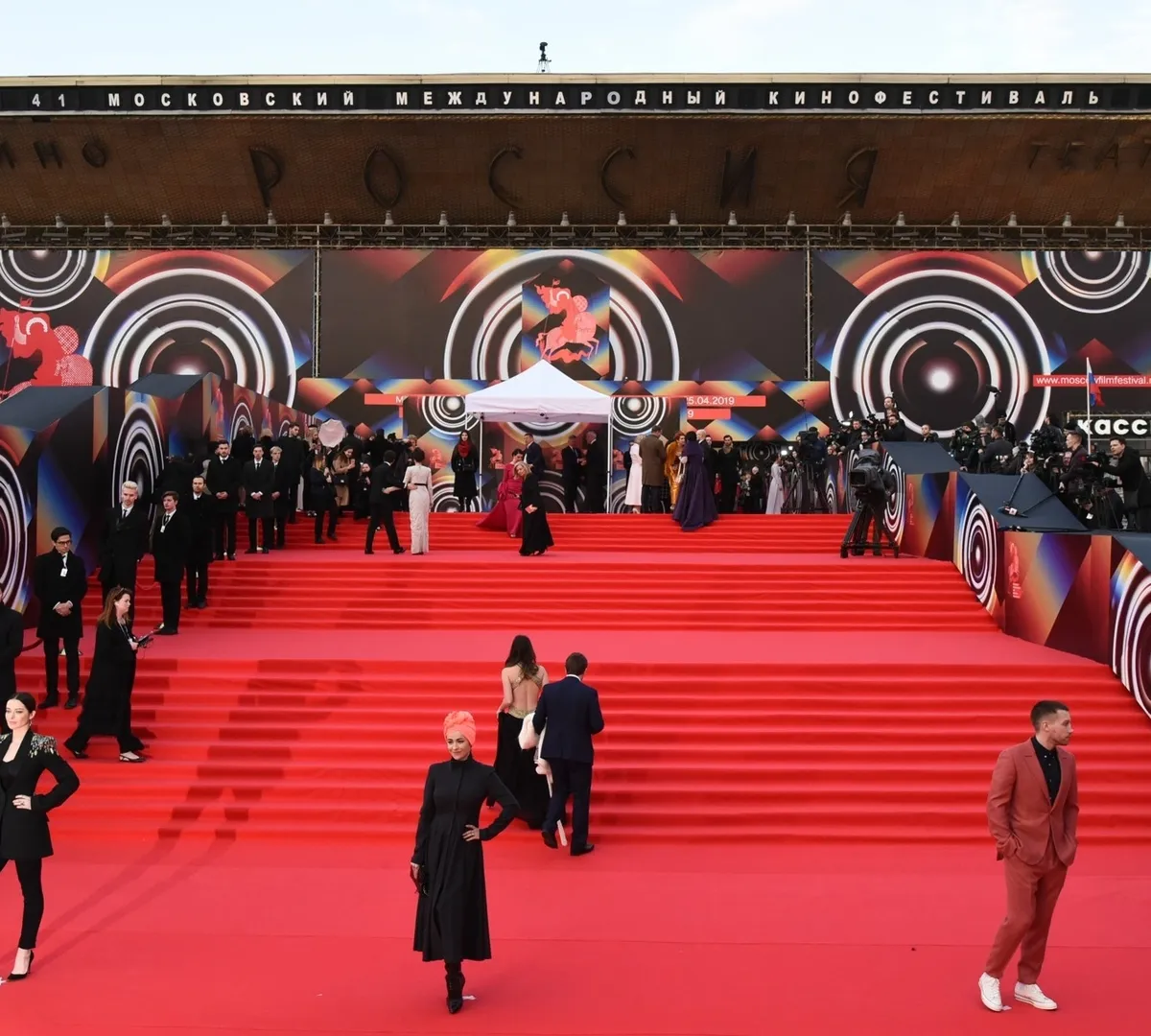 Афиша трансляции Тим Ильясов – о нарядах знаменитостей на открытии 43-го ММКФ