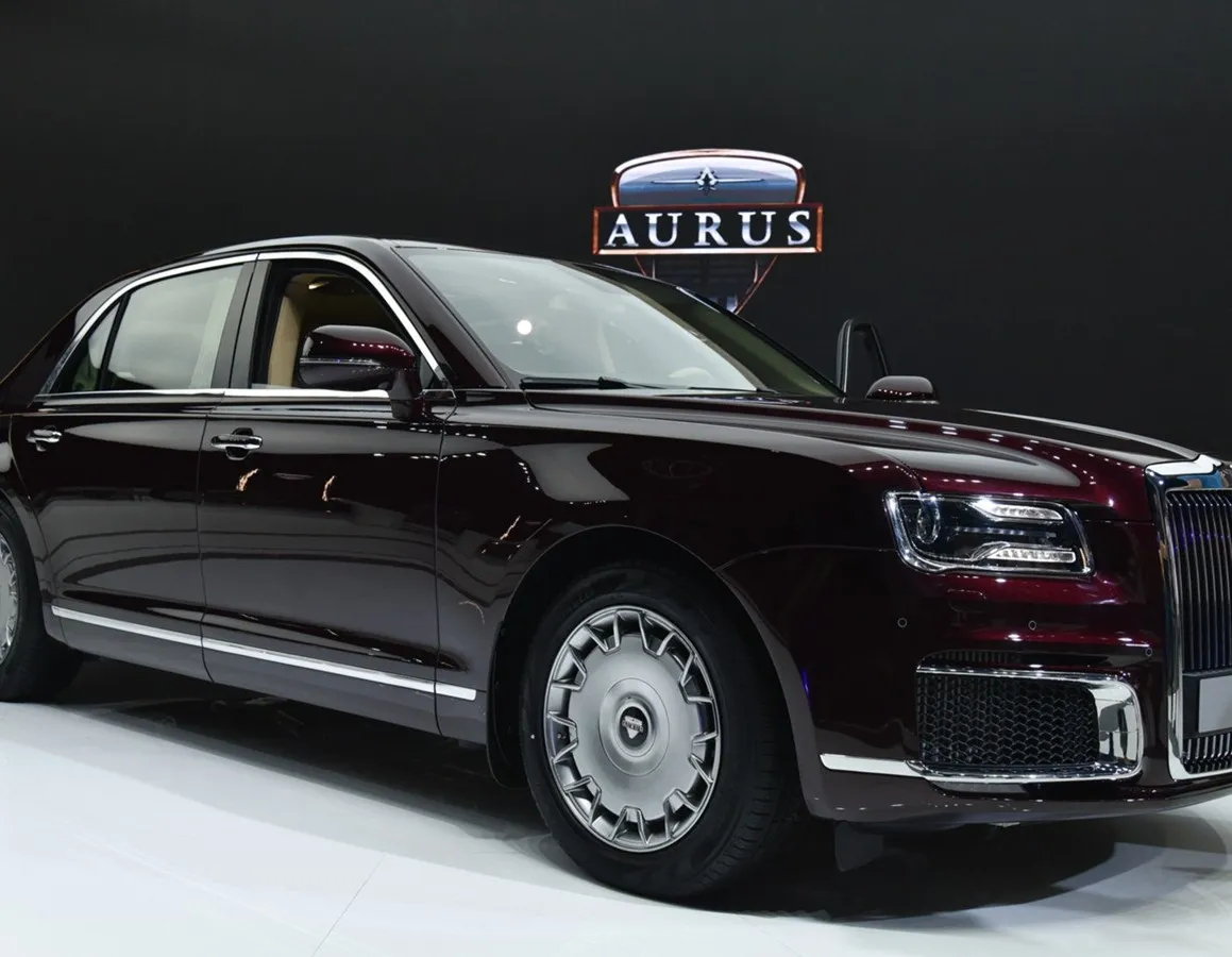 Афиша трансляции Москва онлайн заглянула в президентский лимузин Aurus