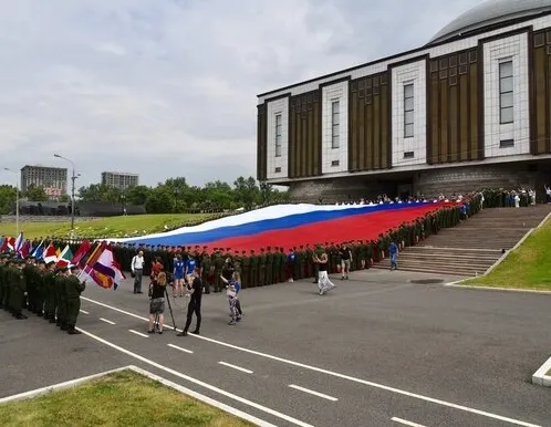 Афиша трансляции На Поклонной горе развернут гигантский флаг России