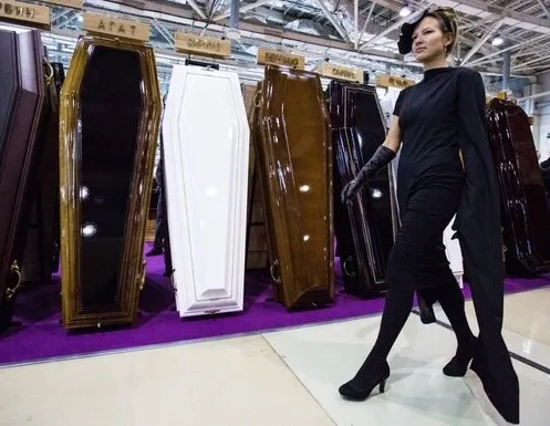 Афиша трансляции Дефиле траурной моды на выставке "Некрополь-Tanexpo"