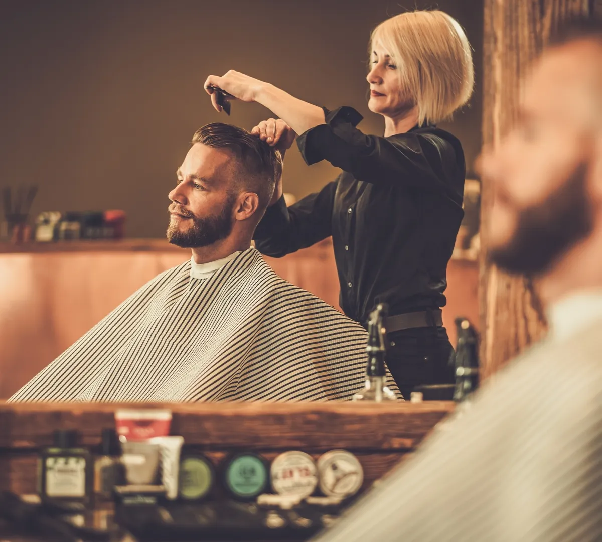 Афиша трансляции Стилисты делают модные мужские укладки в метро