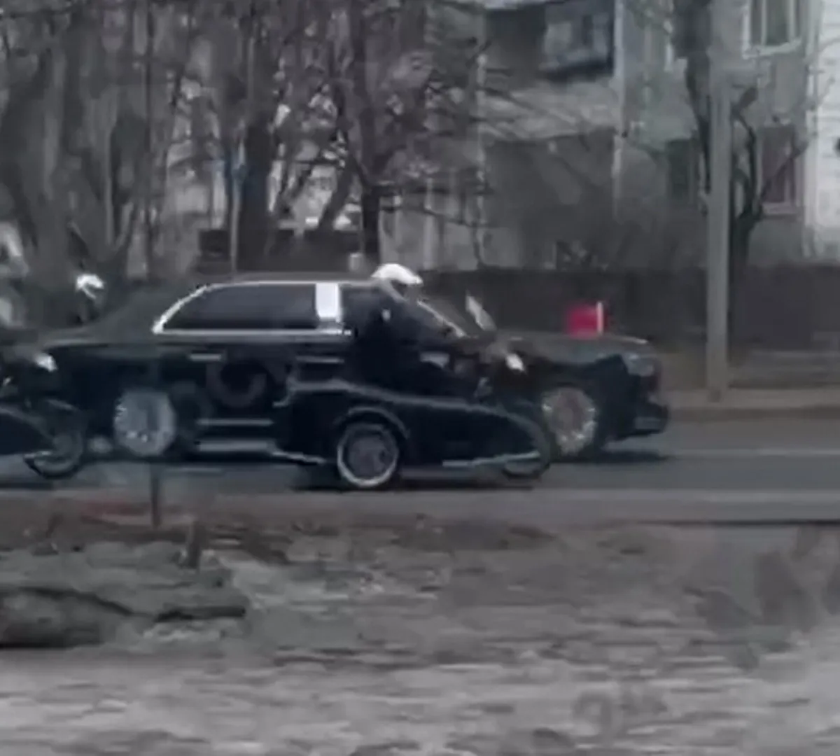 Афиша трансляции Кортеж Си Цзиньпина едет в аэропорт Внуково