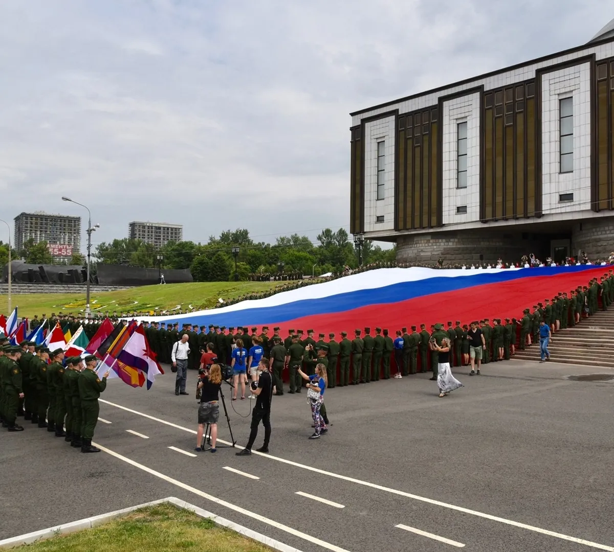 Афиша трансляции Волонтеры развернули огромный флаг России около Музея Победы