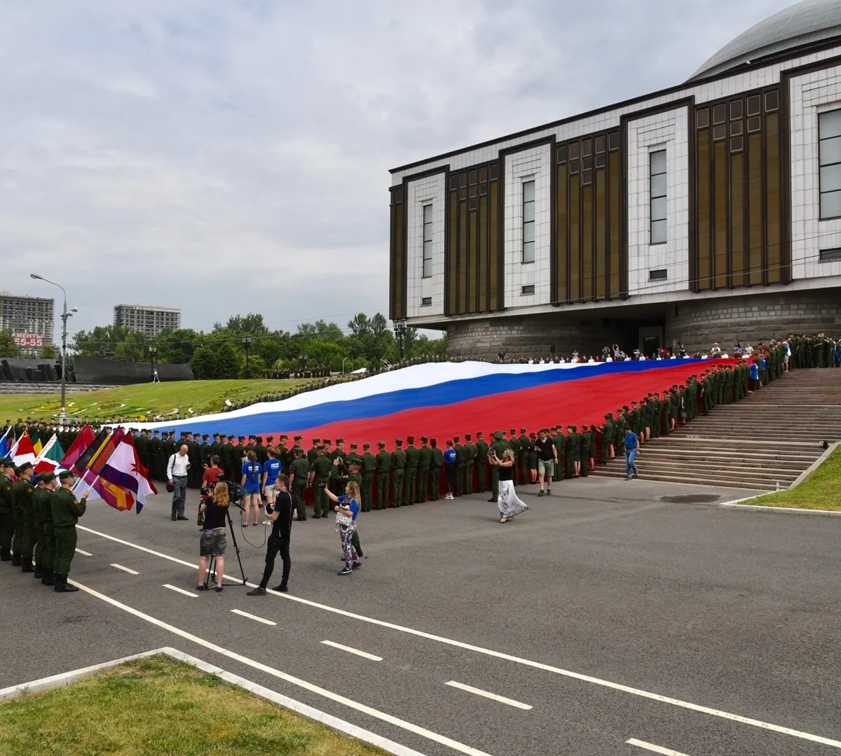 Афиша трансляции Акция в честь Дня флага России у стен Музея Победы