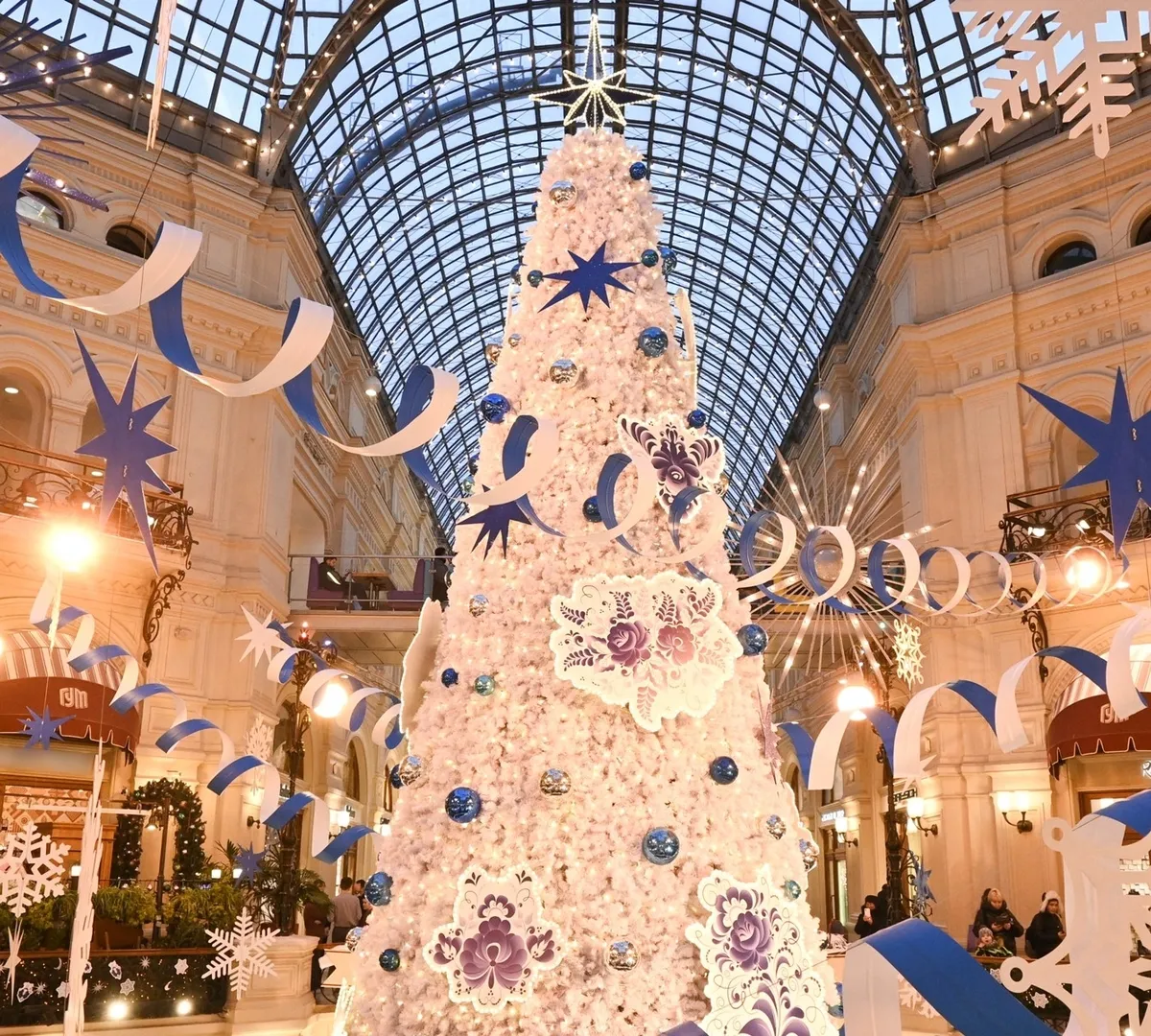 Афиша трансляции Новогоднее оформление ГУМа