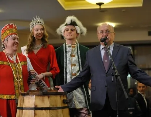 Афиша трансляции Виктор Садовничий угостил студентов МГУ медовухой