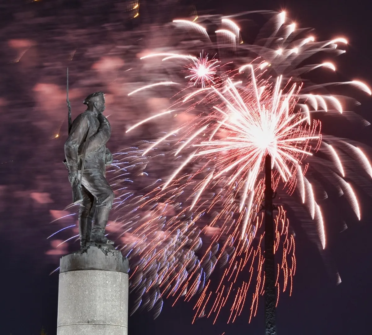 Афиша трансляции Салют в честь Дня защитника Отечества