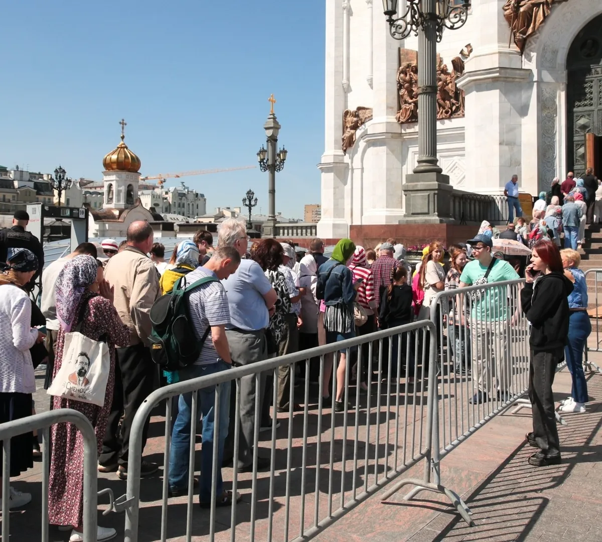 Афиша трансляции Очередь к Тихвинской иконе Божией Матери в ХХС