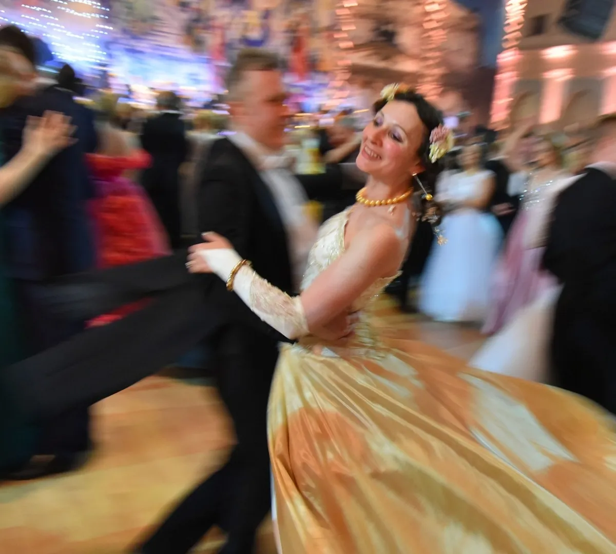 Афиша трансляции "Бал влюбленных" в Гостином Дворе