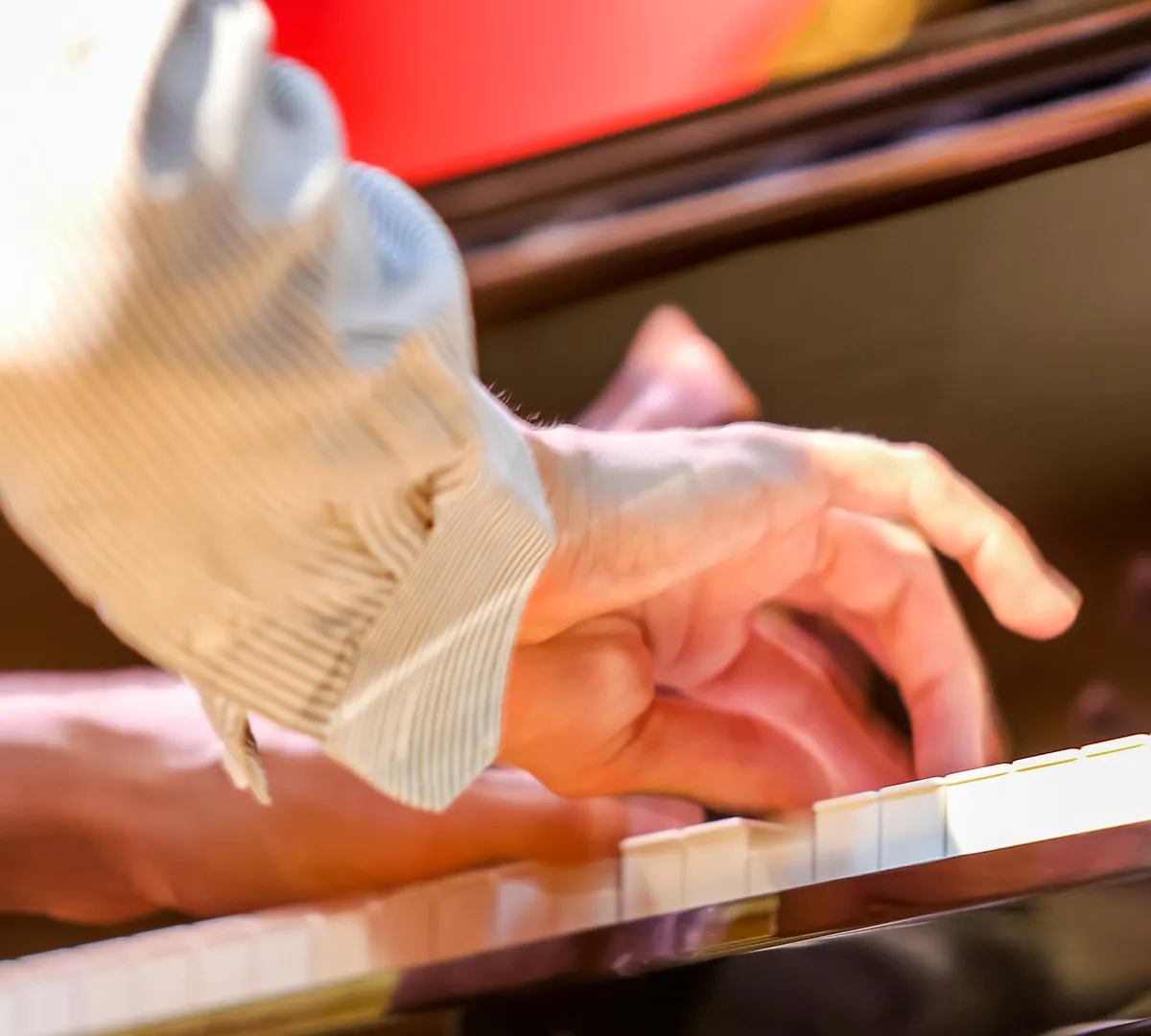 Афиша трансляции Выступление неоклассика Ильи Бешевли в "Музеоне"