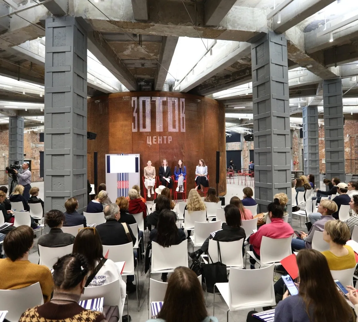 Афиша трансляции Экскурсия по центру конструктивизма "Зотов"