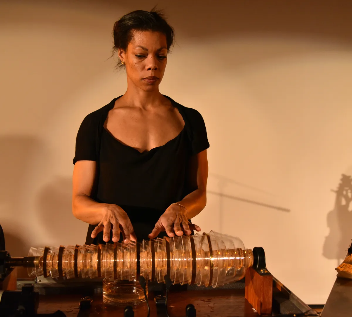 Афиша трансляции Перформанс о звуковых вибрациях в человеческом теле