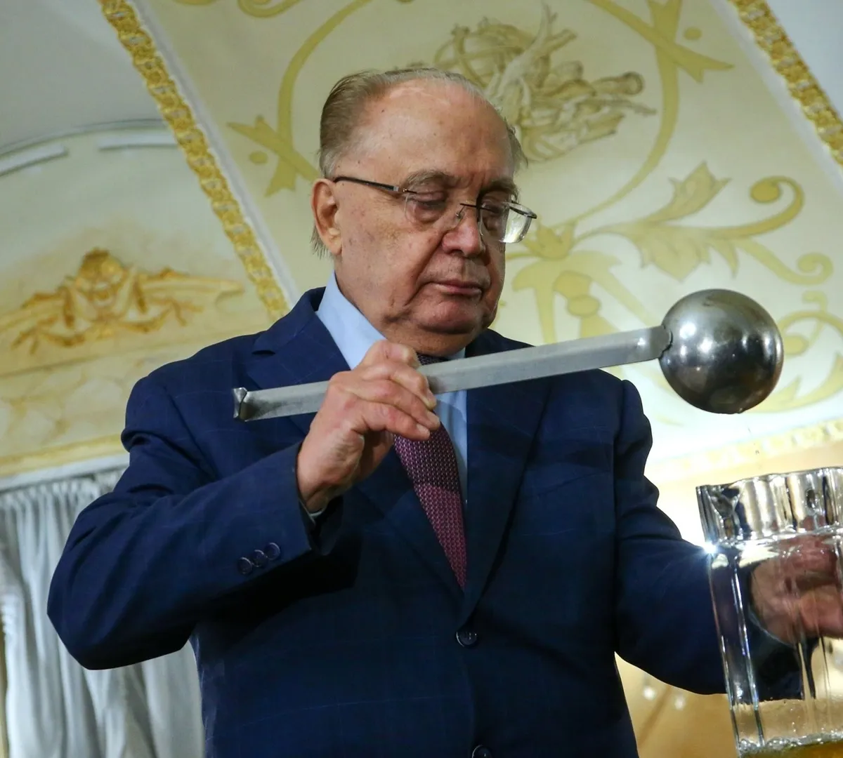 Афиша трансляции Ректор МГУ имени Ломоносова угостил студентов медовухой