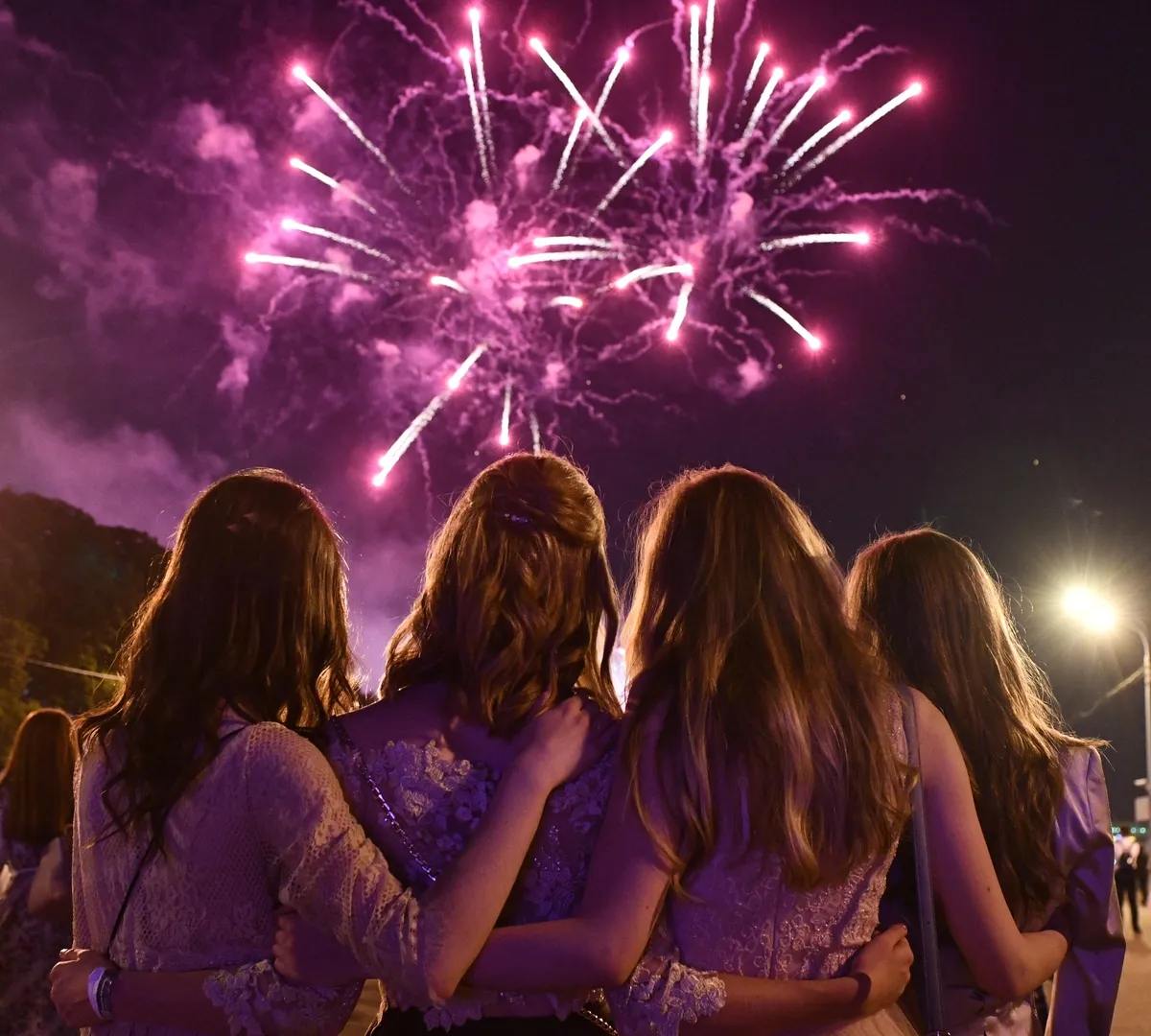 Афиша трансляции Общегородской выпускной на ВДНХ