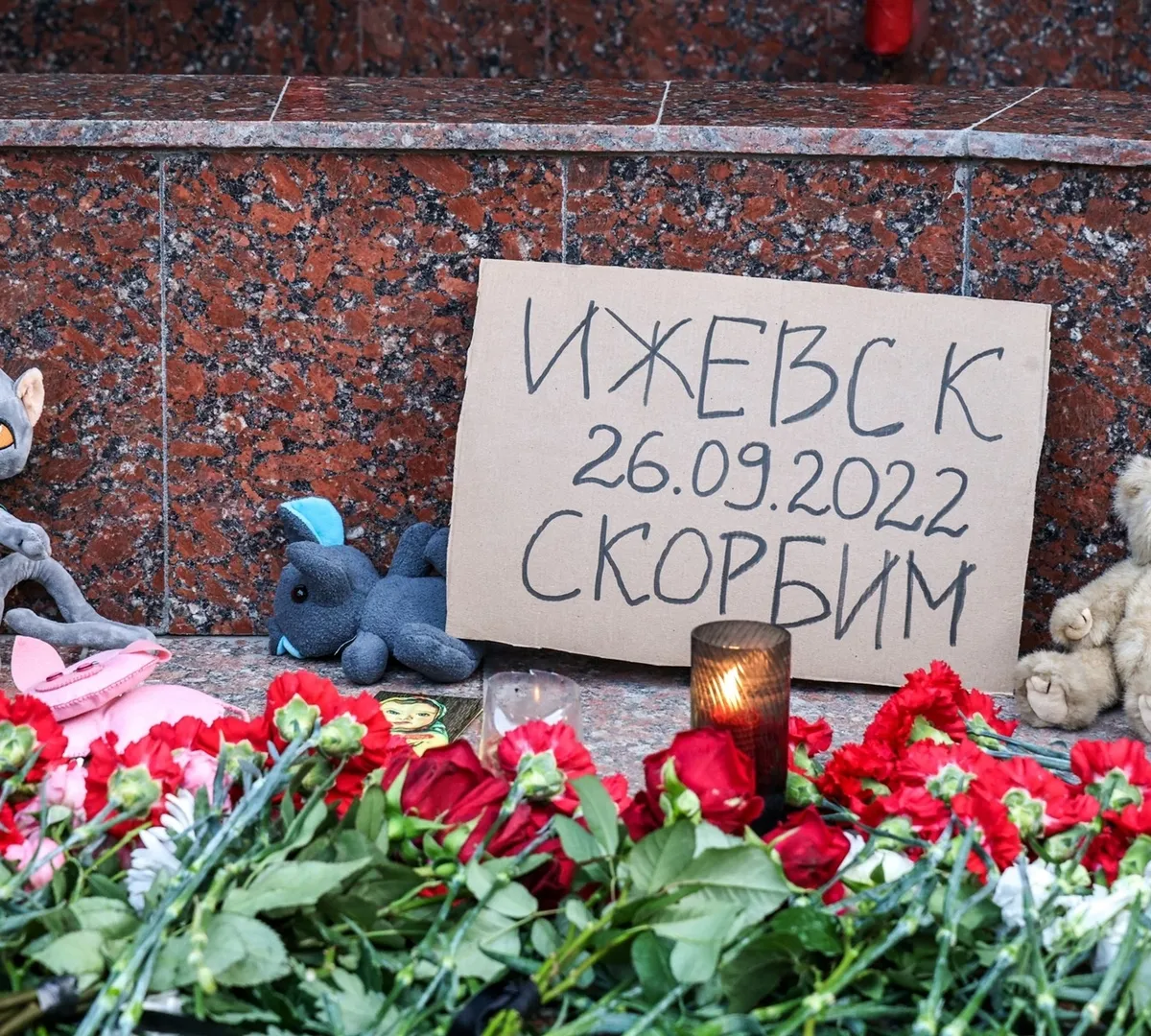 Афиша трансляции Москвичи приносят цветы в память о погибших в Ижевске