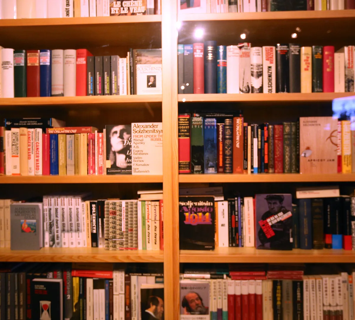 Афиша трансляции Читаем русскую поэзию 1990–2000-х в музее "Гараж"