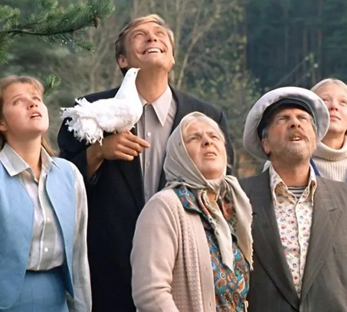 Афиша трансляции Открытие мемориальной доски автору пьесы "Любовь и голуби"