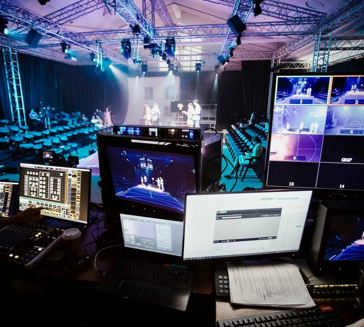 Афиша трансляции Закулисье  спектакля "Гамлет" в Новом Манеже