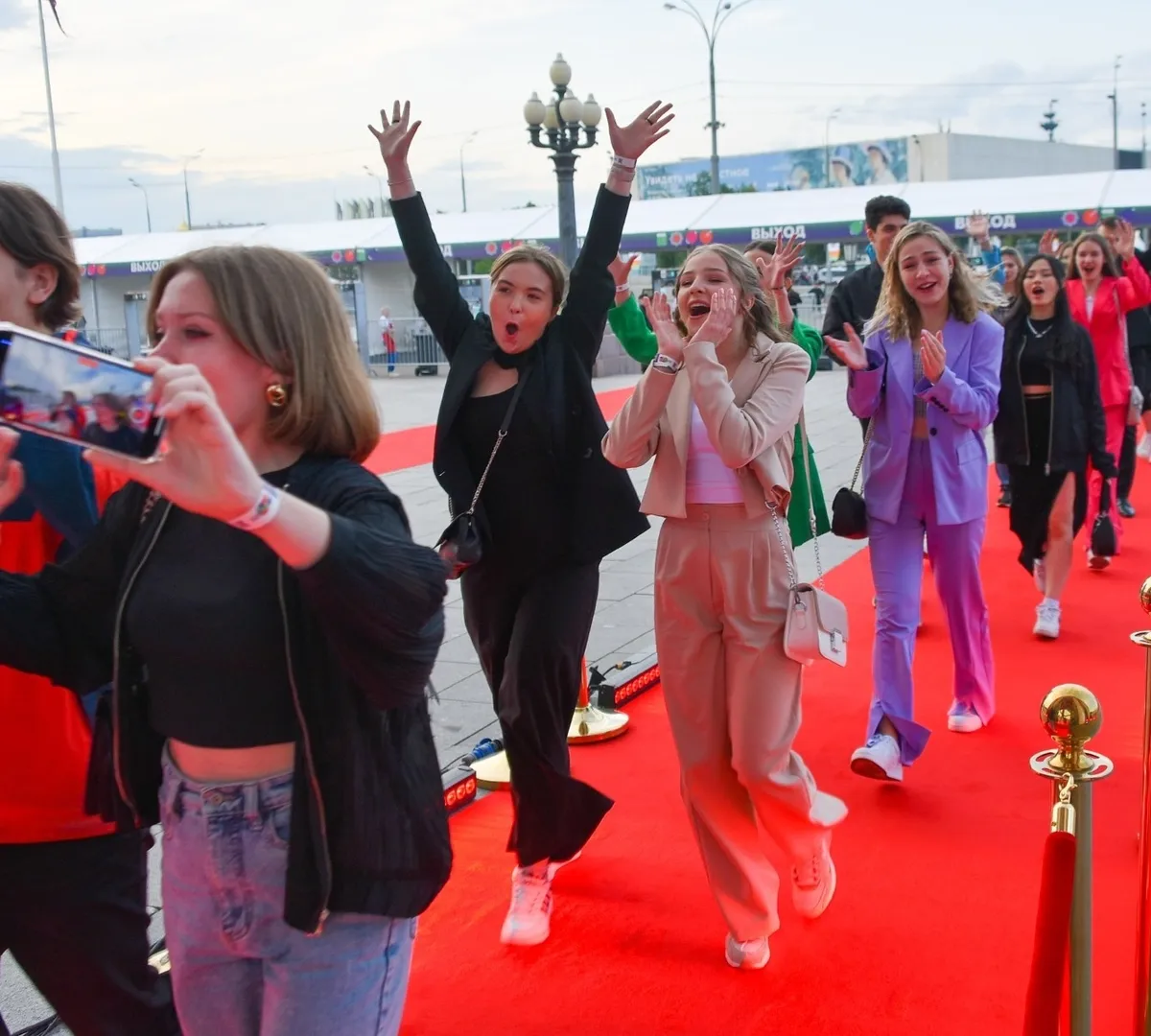 Афиша трансляции Выпускной в Парке Горького