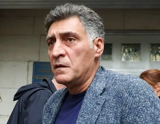 Афиша трансляции Прощание с режиссером и телеведущим Тиграном Кеосаяном