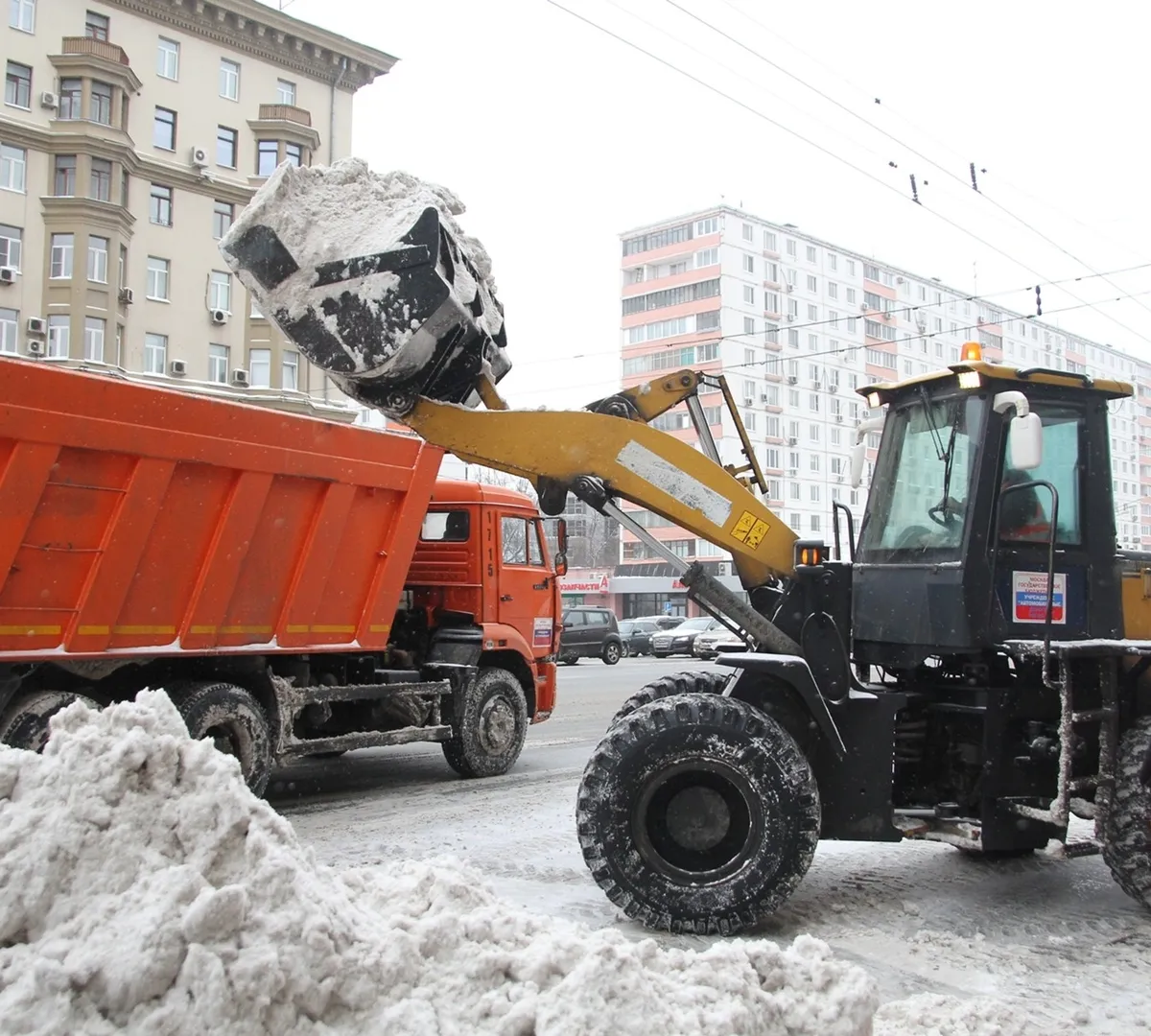 Афиша трансляции Сотрудники городских служб устраняют последствия снегопада