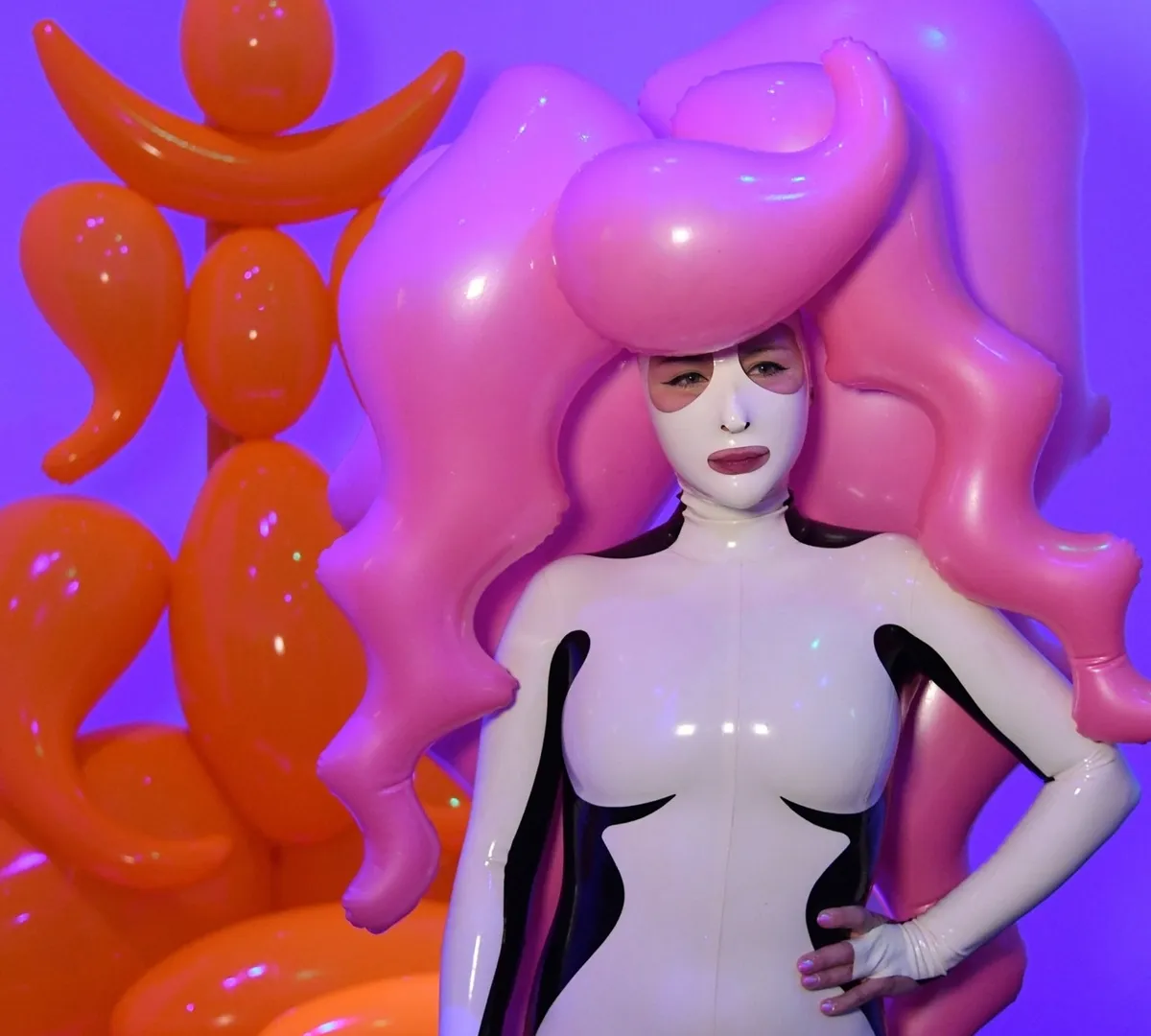 Афиша трансляции Перформанс художницы Саши Фроловой в "Зарядье"