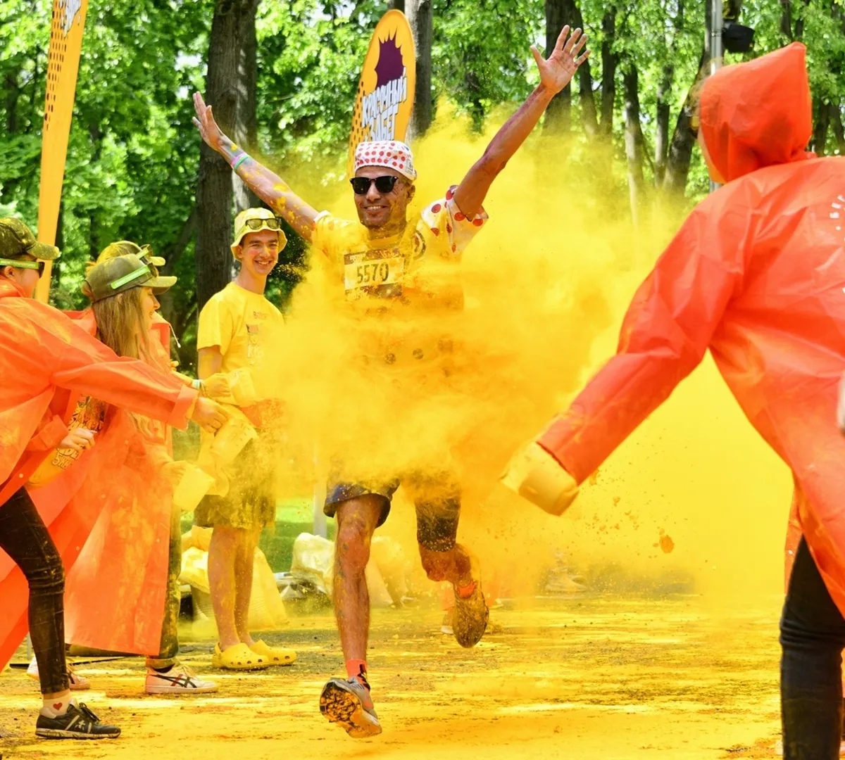Афиша трансляции Ежегодный "Красочный забег" в "Лужниках"