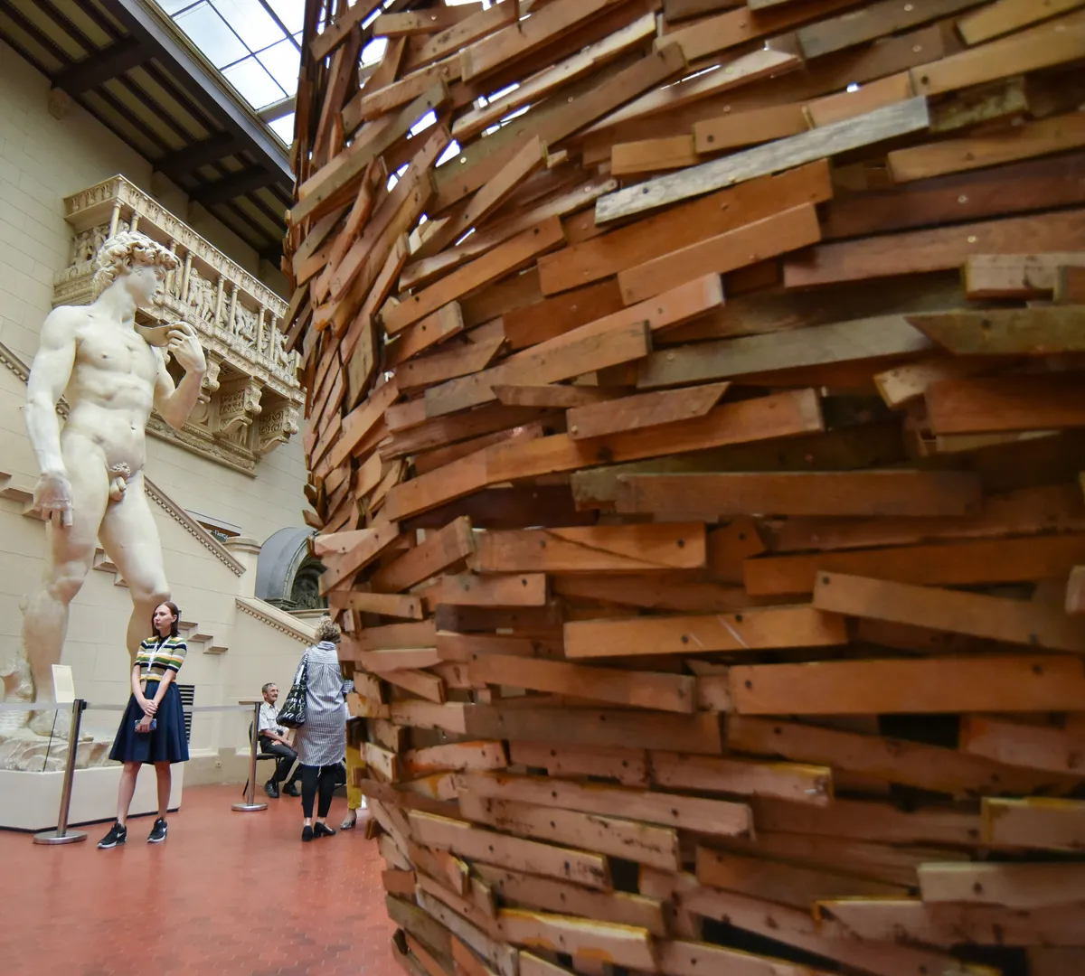 Афиша трансляции Тадаcи Кавамата вьет гнездо на фасаде ГМИИ имени Пушкина