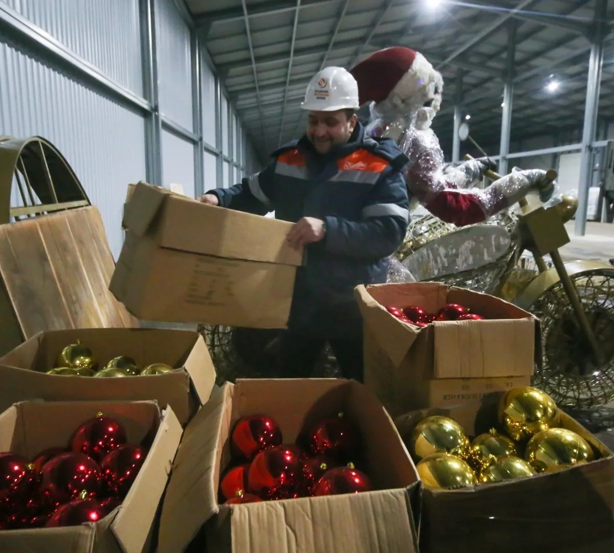 Афиша трансляции Экскурсия на один из складов с новогодними декорациями