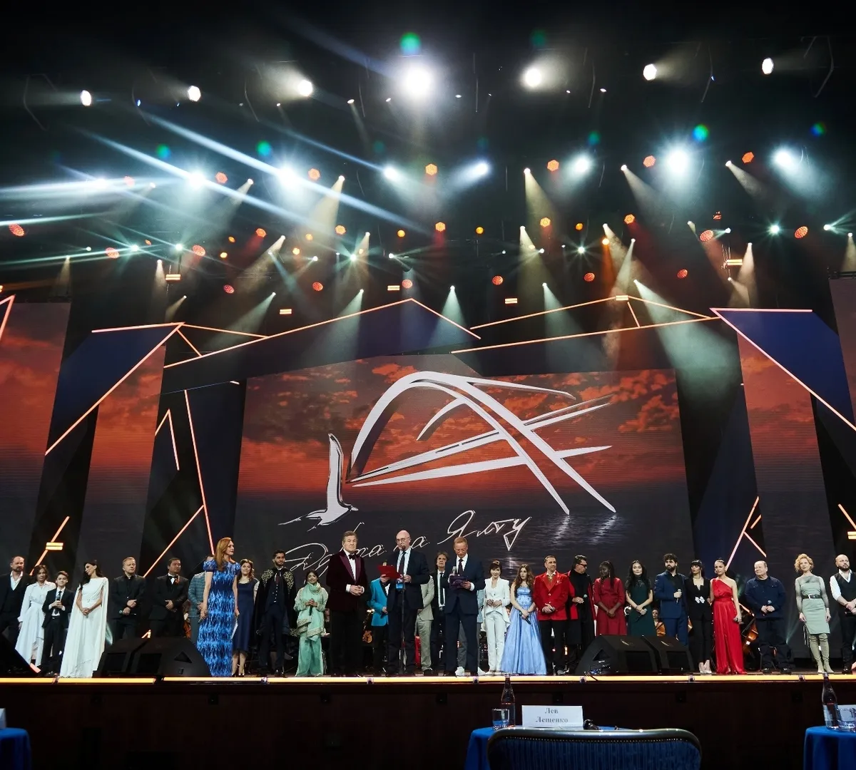 Афиша трансляции Гала-концерт фестиваля "Дорога на Ялту"