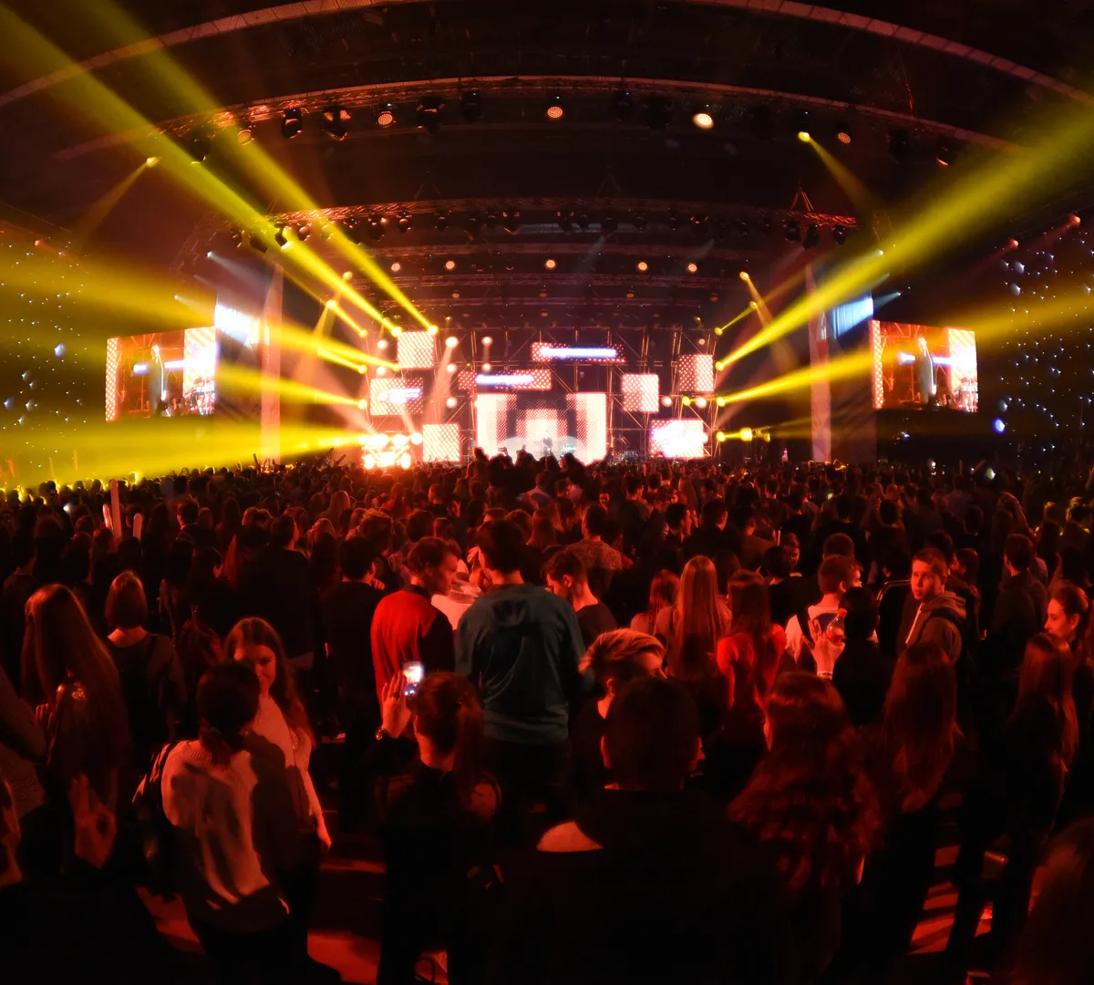 Афиша трансляции Концерт с участием групп "Каста" и "Серебро"