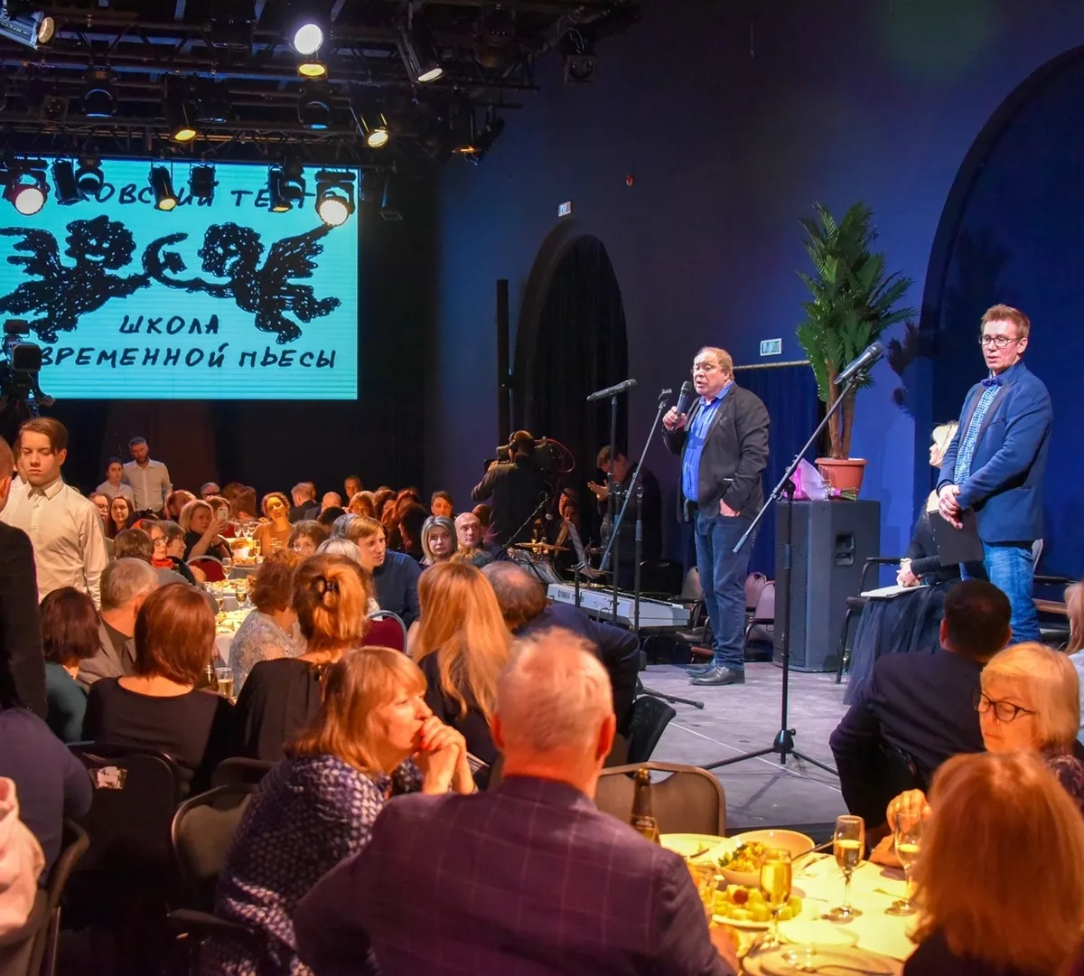 Афиша трансляции День юмора в компании артистов "Школы современной пьесы"