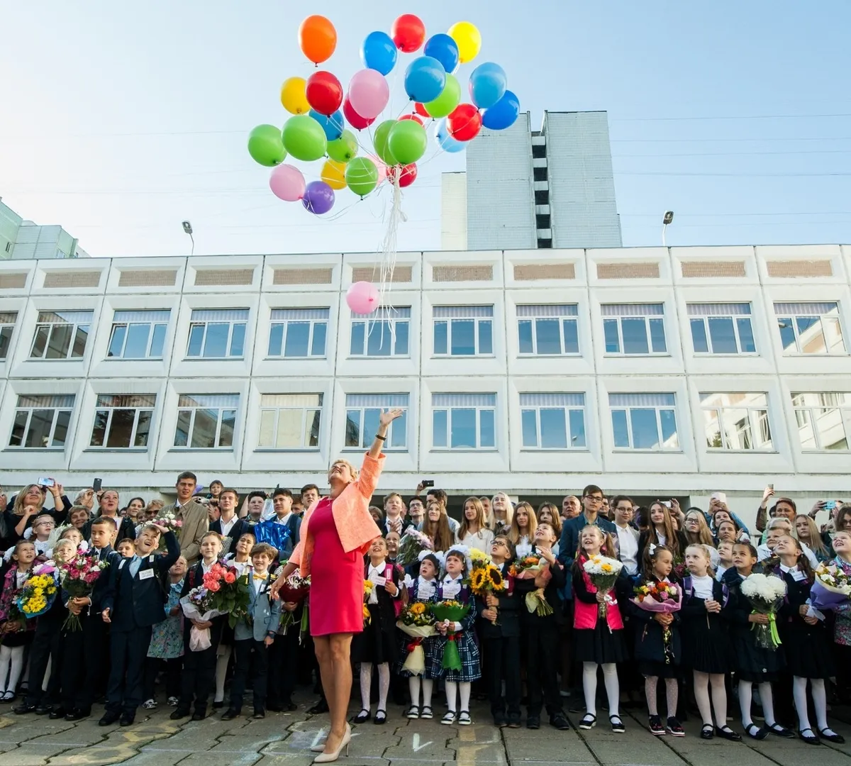 Афиша трансляции Торжественные линейки проходят в школах Москвы