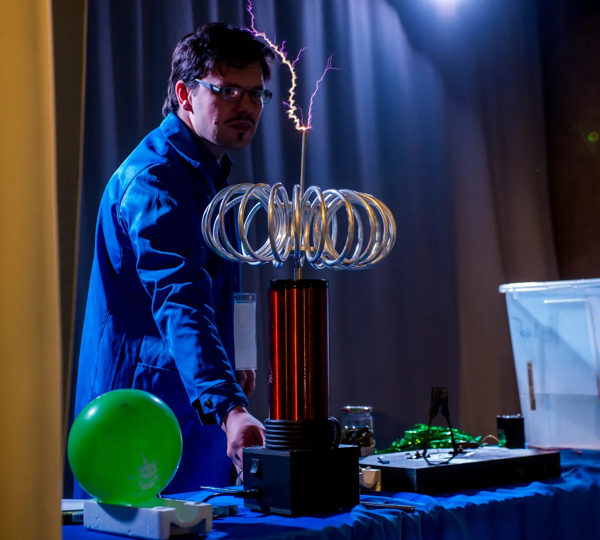 Афиша трансляции Розы во льду и наносалаты в честь женского дня