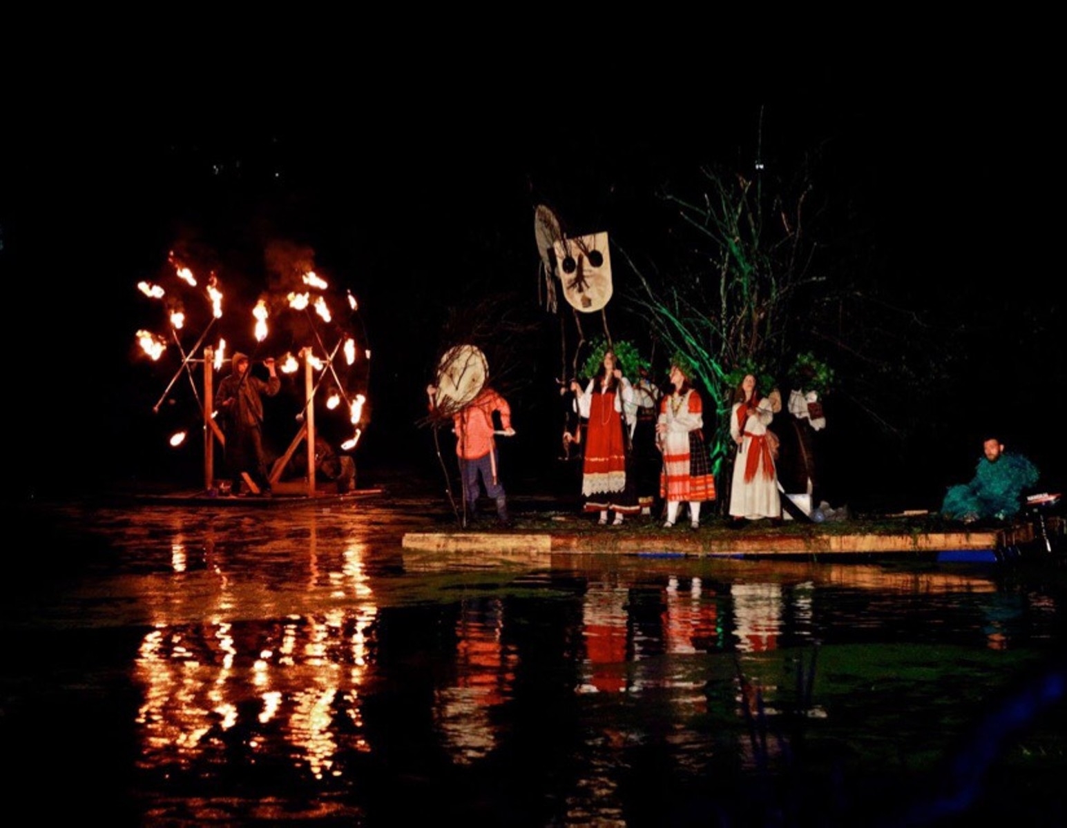 Гроза спектакль калининград. Кремлевская елка сценография. Театр под водой. Спектакль на воде. Суздаль фестиваль 2024.