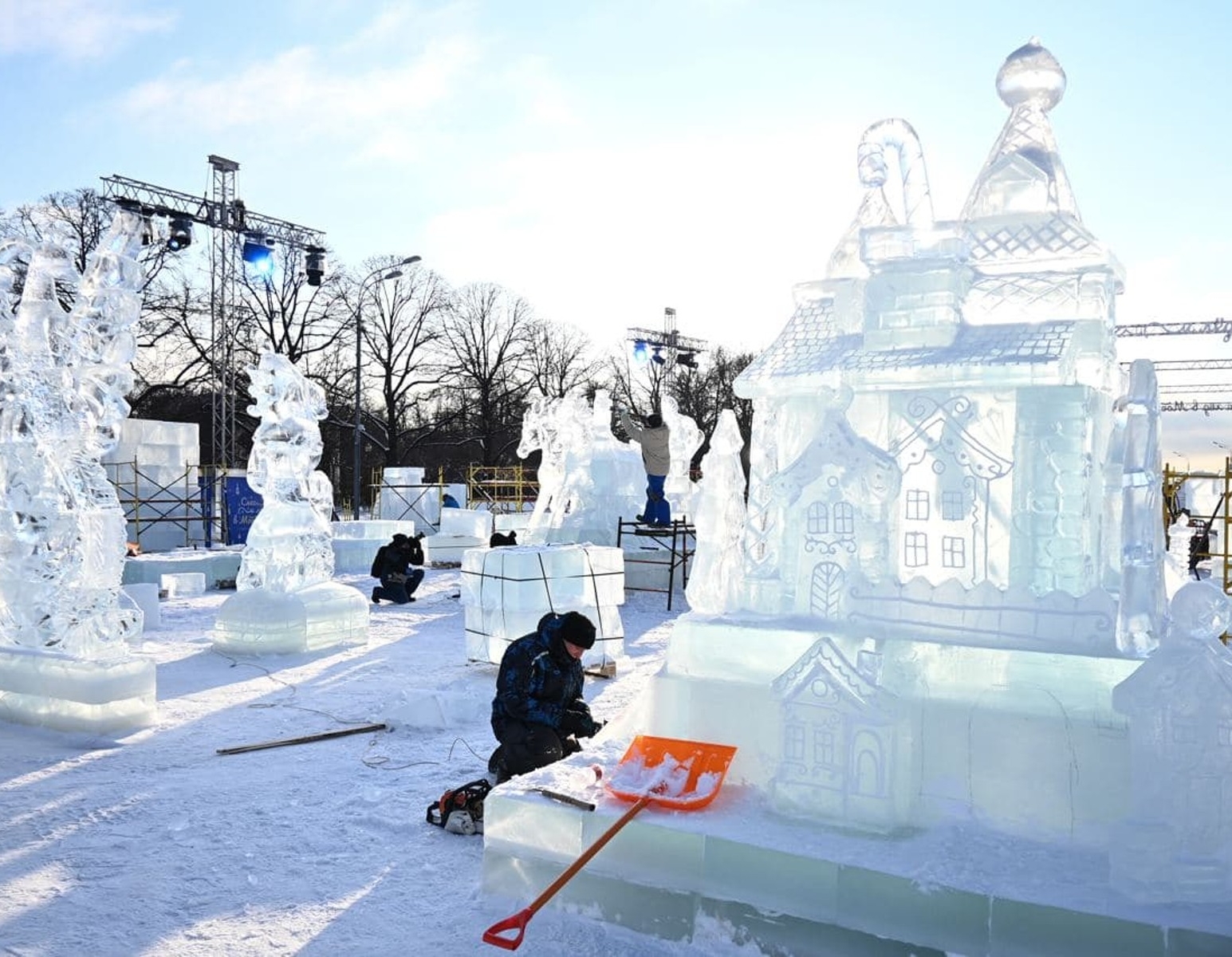 Волшебство изо льда: ощути магию в парке Горького на фоне ледяных фигур