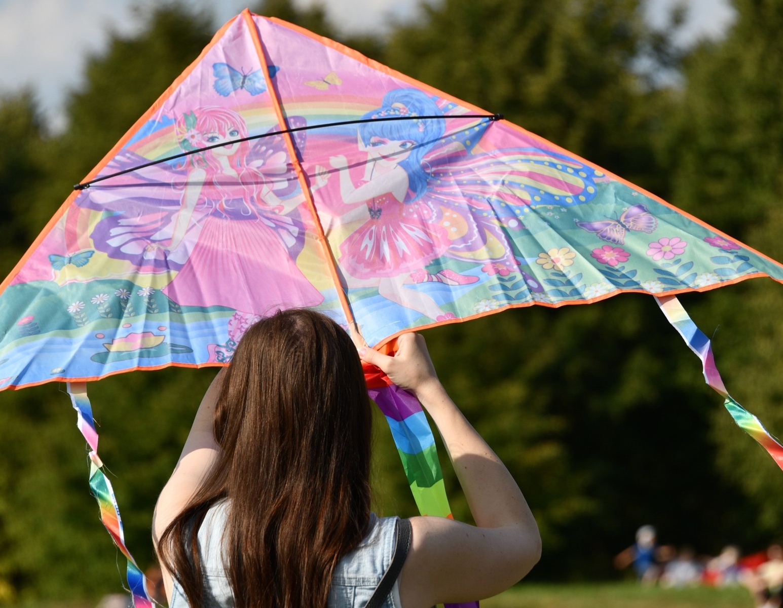 Запуск огромного воздушного змея на фестивале "Пестрое небо"